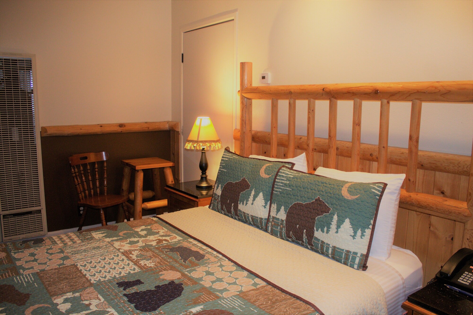 Standard, Queen Bed, Fireside Lodge 2/4