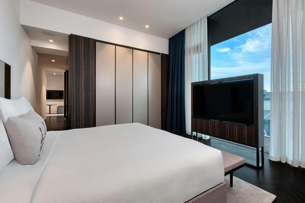 1 Bedroom, Executive, Suite, King Bed, Street View, Balcony