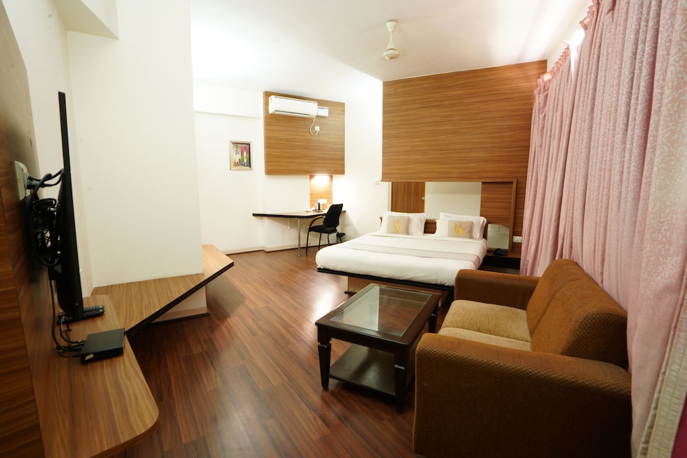 HOTEL GRAND BEE 34/50