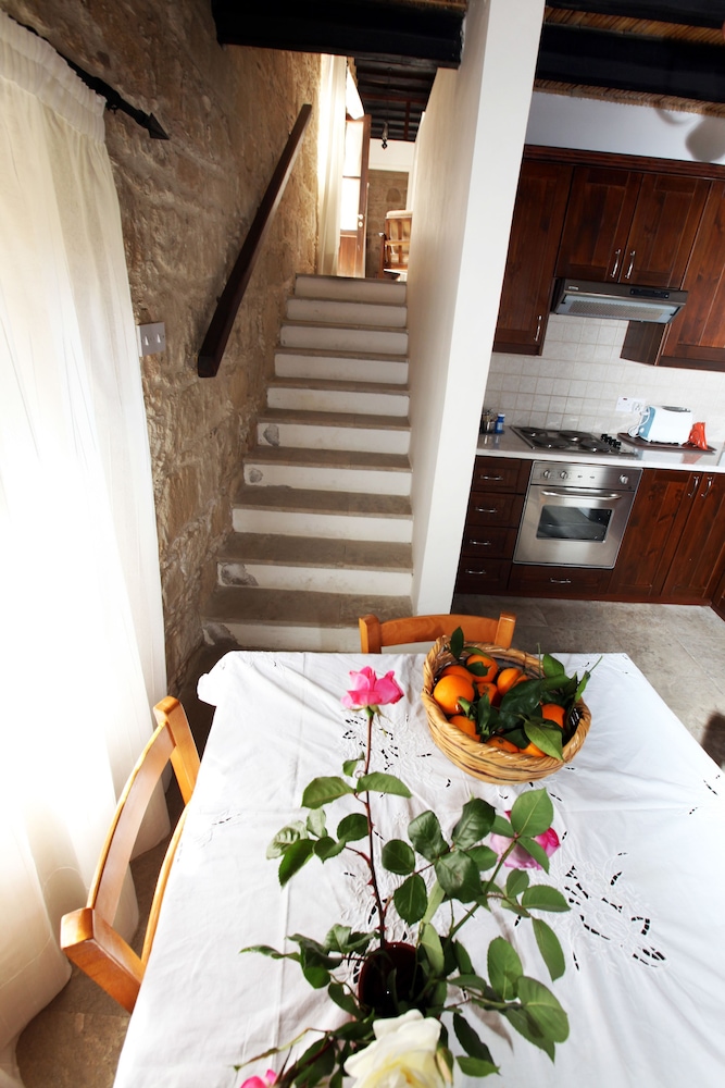 LEONIDAS VILLAGE HOUSES 38/45