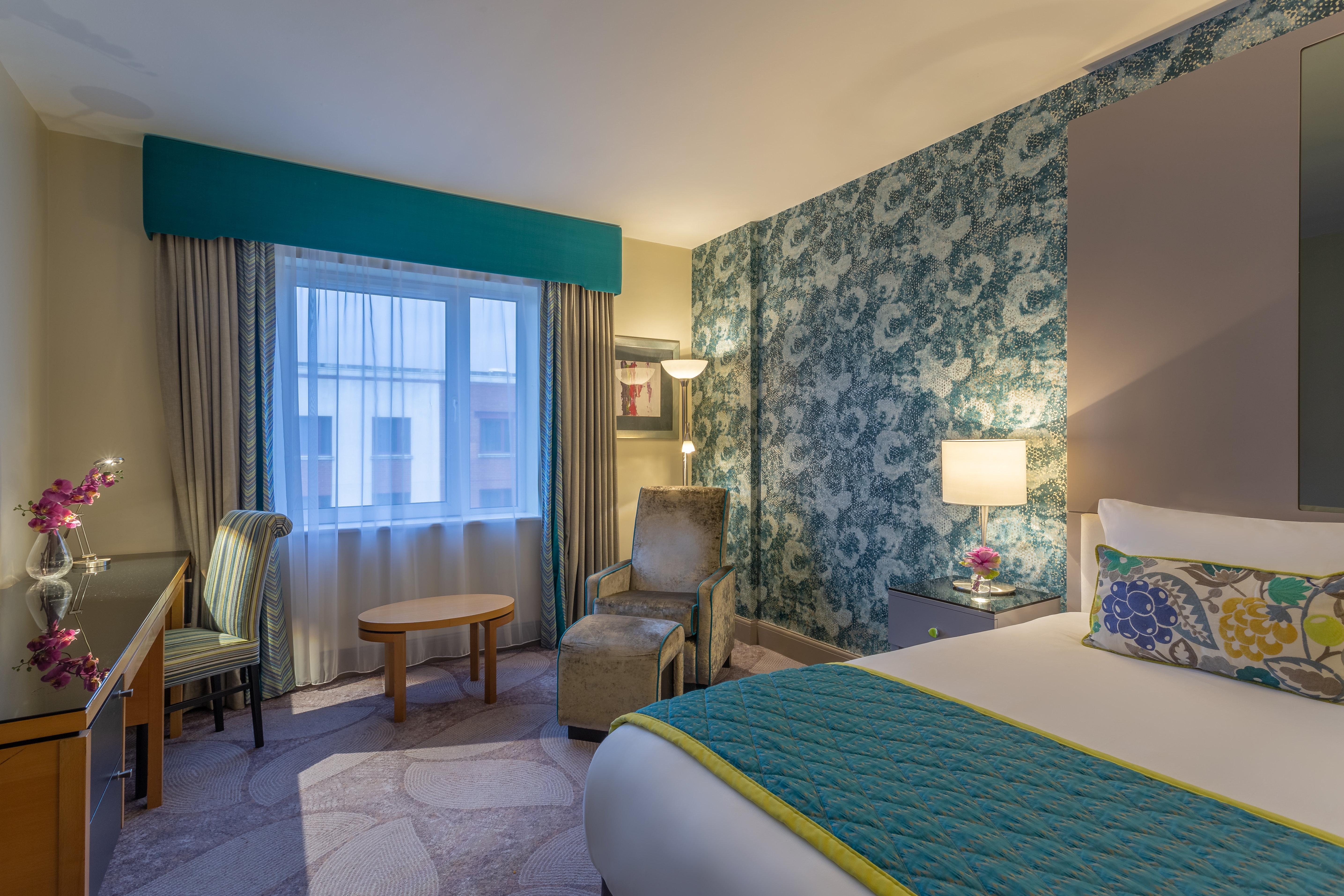 غرفة بريميوم بسرير كينج مع دخول الصالة، Crowne Plaza Dublin Airport 4/5