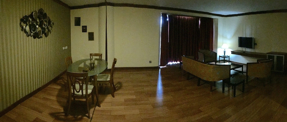 GOLF COURSE HOTEL 33/42