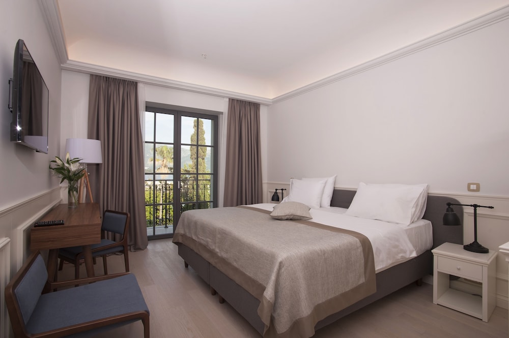 ROOM, DOUBLE OR TWIN BED, CITY VIEW