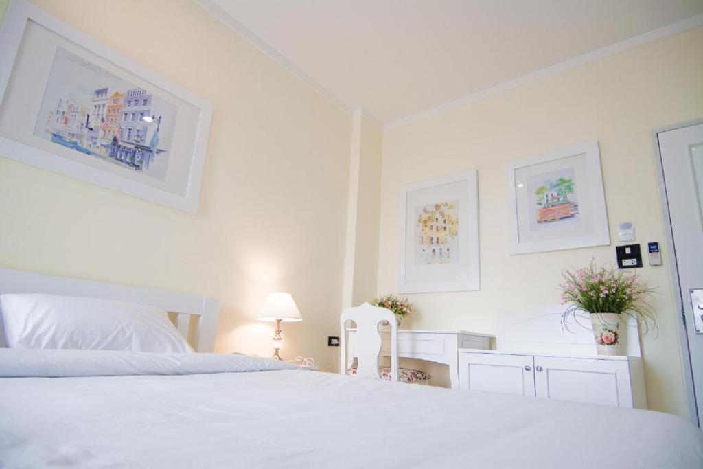 Standard, King Bed