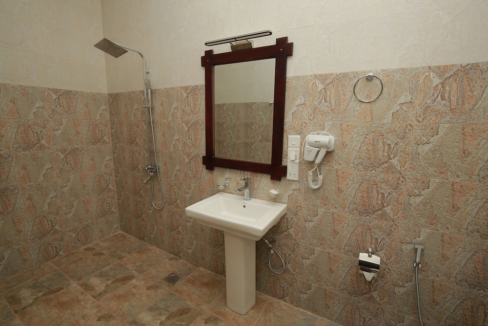 Yala Hotel River Front 37/39