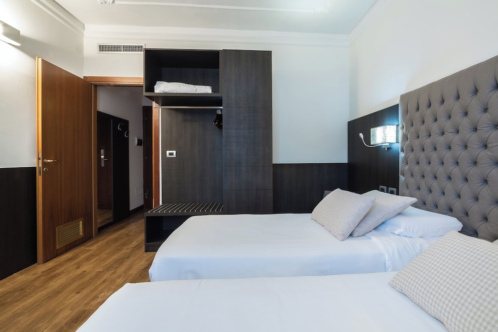 ROOM, DOUBLE BED