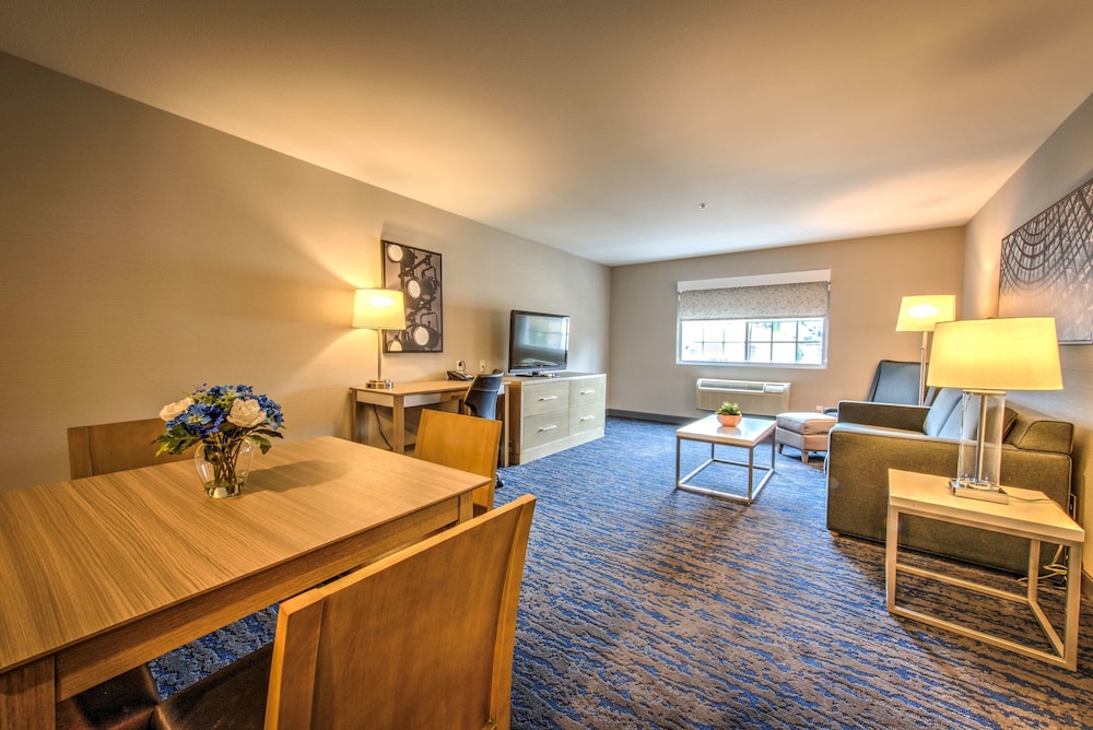 Best Western Plus Media Center Inn & Suites 20/28