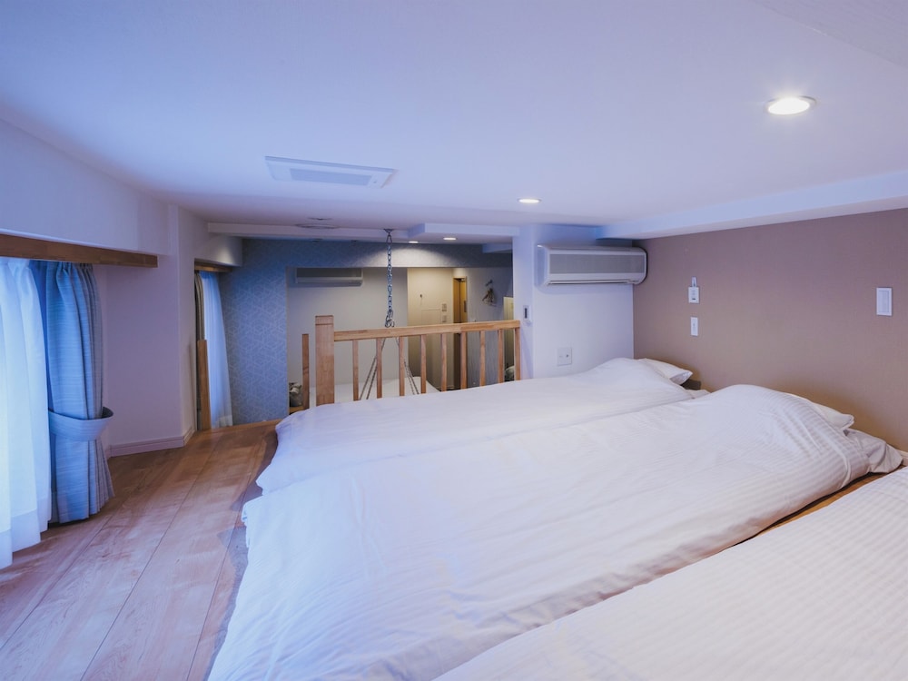Mezzanine, 3 Futon Beds, Queen Bed
