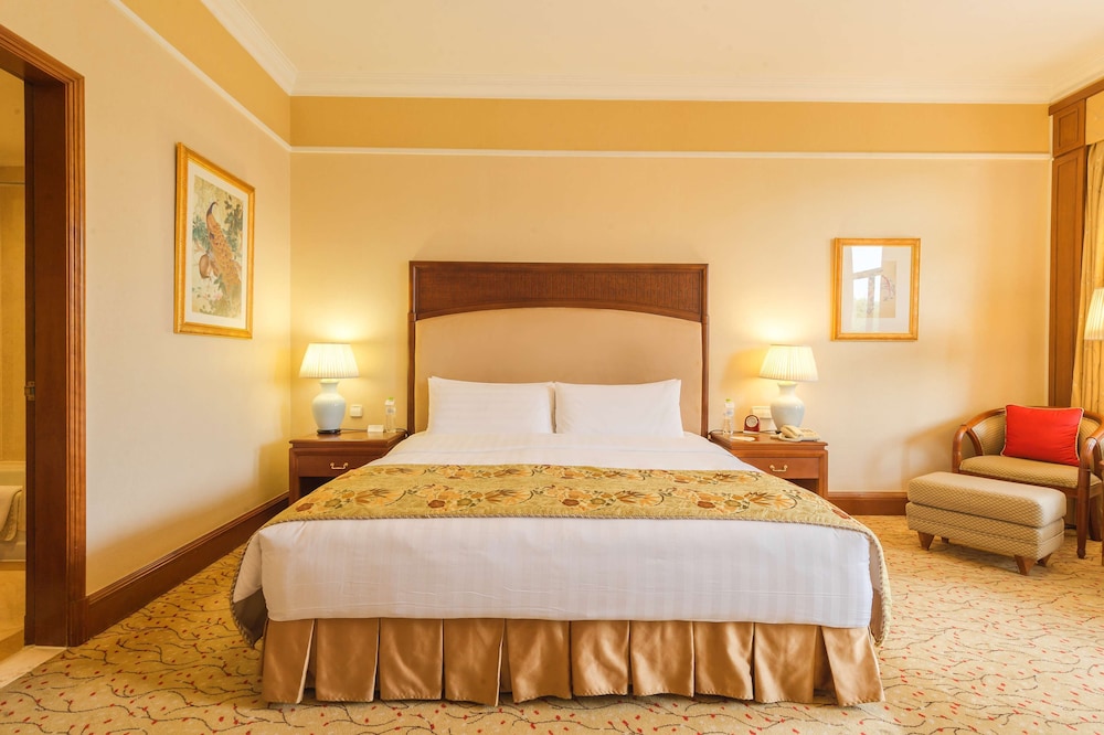 Room, King Bed, Lake Side, Garden View, West Wing