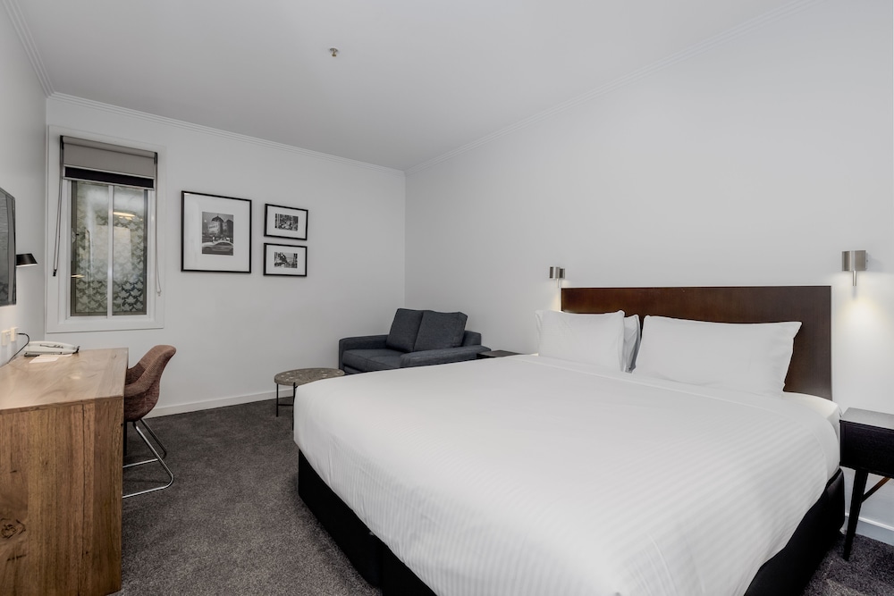 PLUS, STUDIO, KING BED