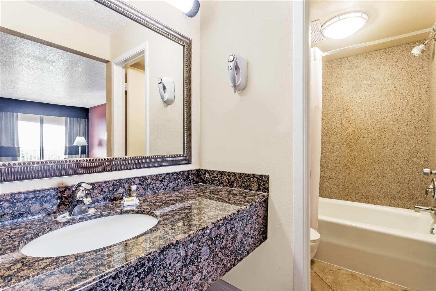 Days Inn By Wyndham Fort Lauderdale-Oakland Park Airport N 30/31