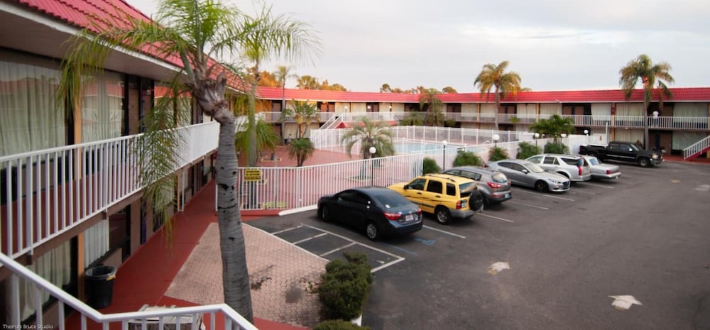 Express Inn & Suites - 5 Miles from St Petersburg Clearwater Airport 34/43