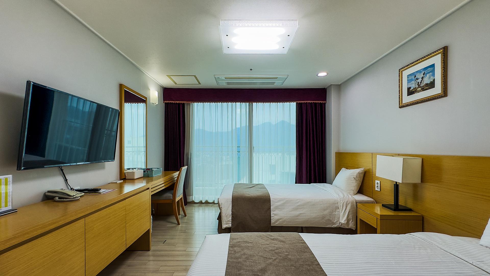 Room, Twin Beds, Mountain View
