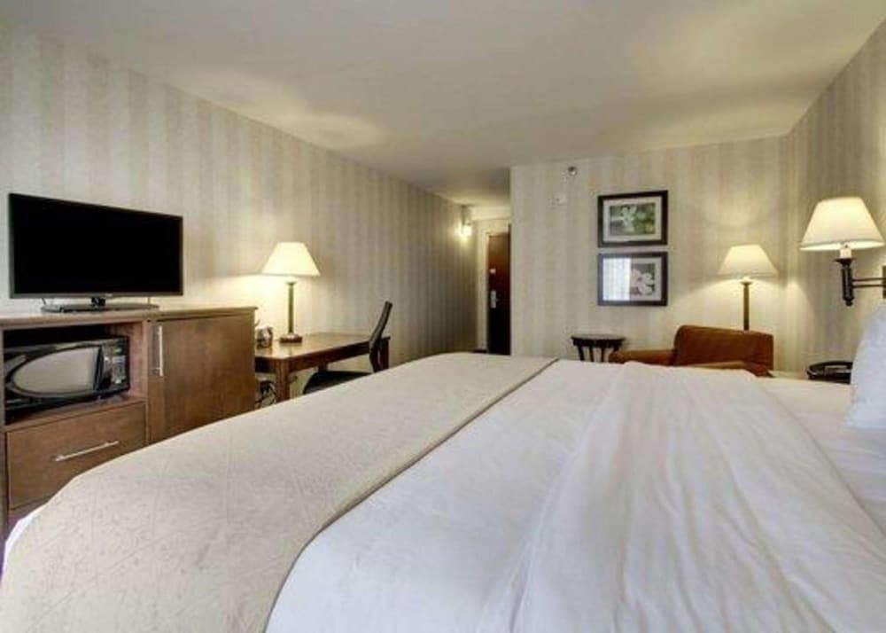 DoubleTree by Hilton Quincy 24/77