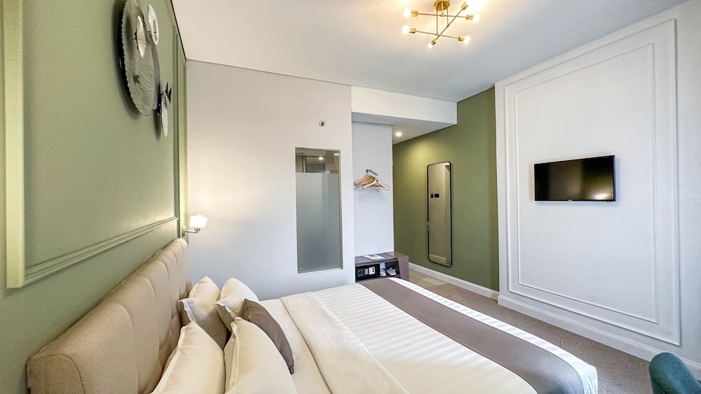 PREMIER, QUEEN BED