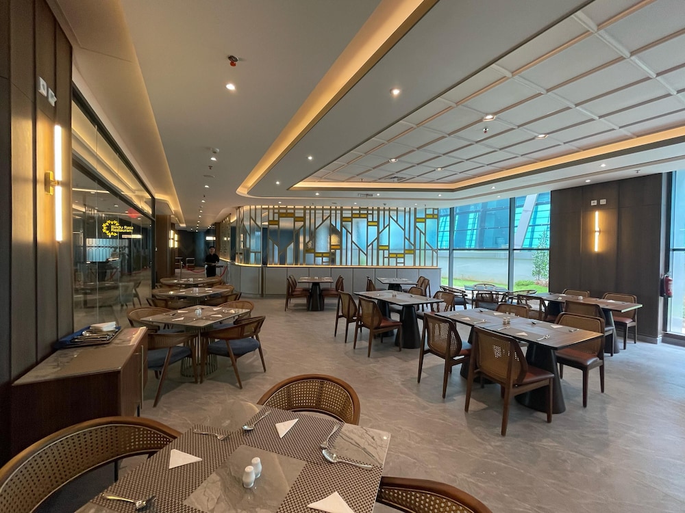 Grand Anara Airport Hotel 35/50