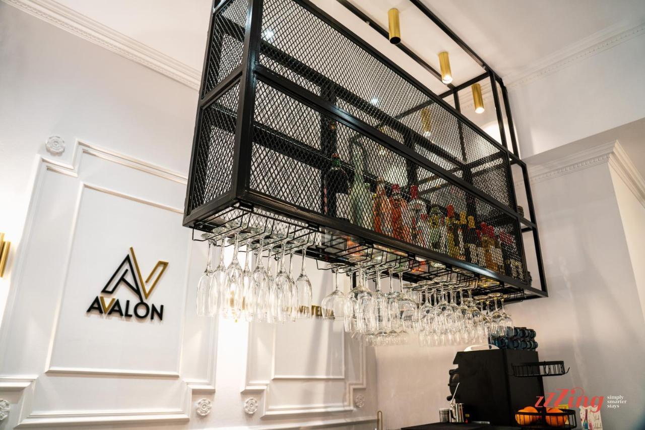 Avalon Boutique 1/18