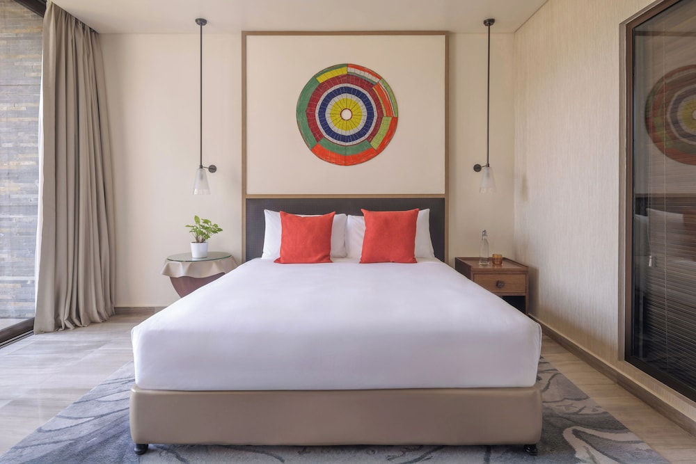 Red Level, Family Suite, King Bed