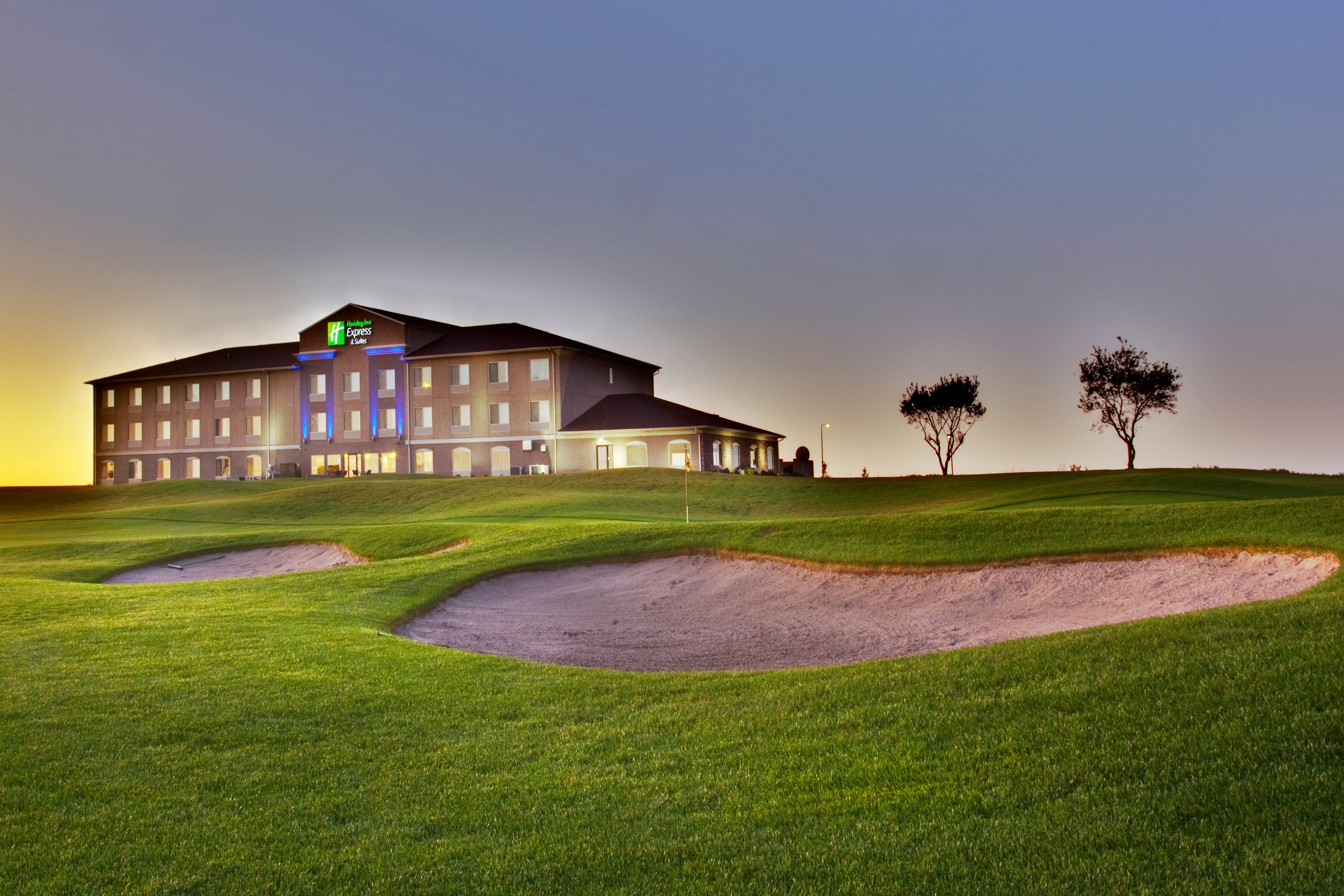 Holiday Inn Express Suites Sioux Center 67/68