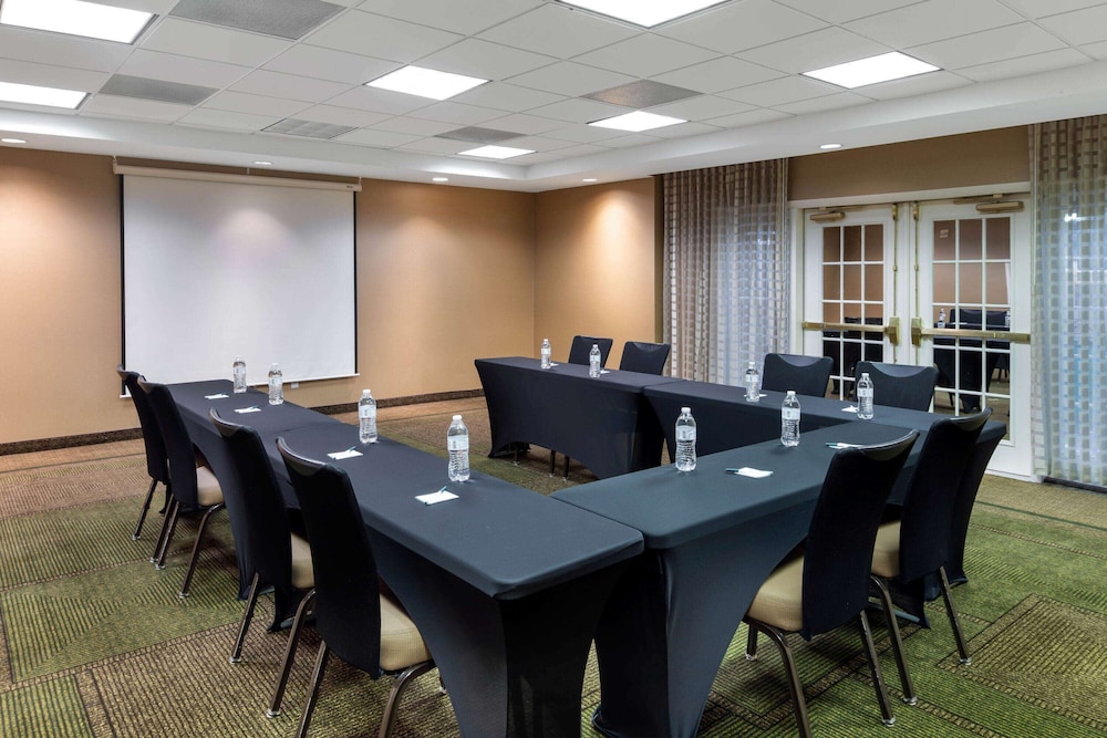 La Quinta Inn and Suites by Wyndham Greenville Haywood 54/68