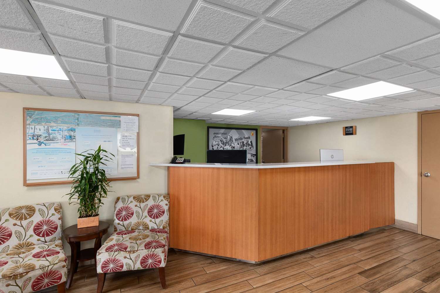 Super 8 by Wyndham Myrtle Beach/Market Common Area 7/35
