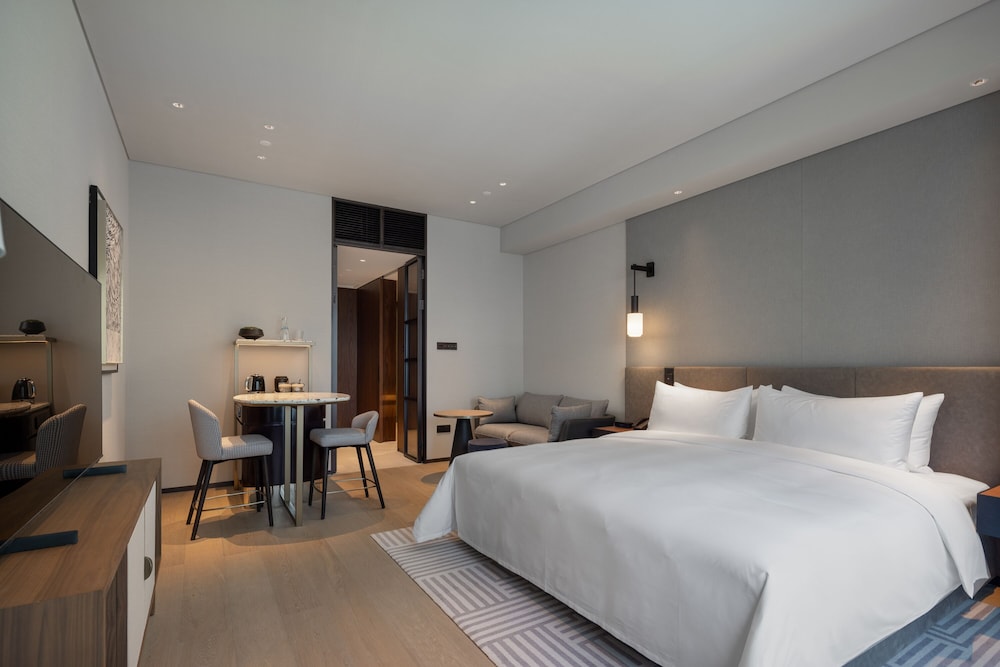 Deluxe, King Bed