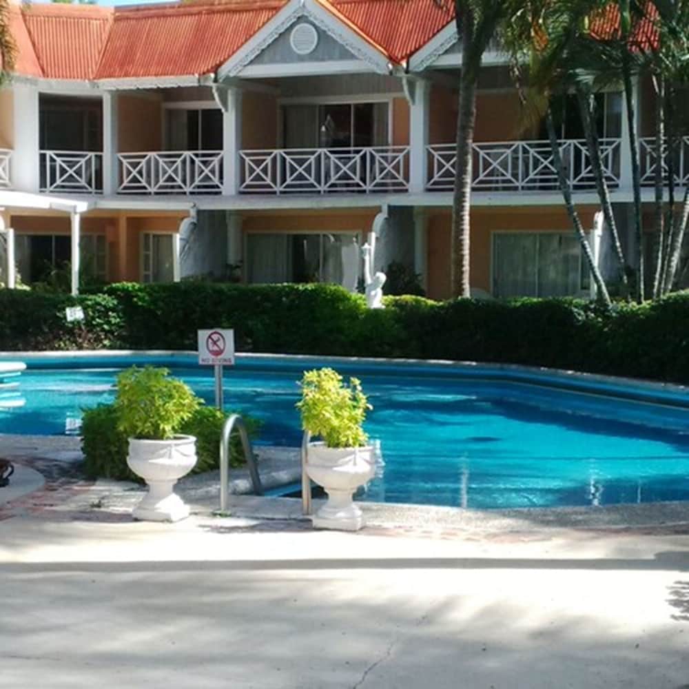 Coco Reef Resort & Spa in CROWN POINT