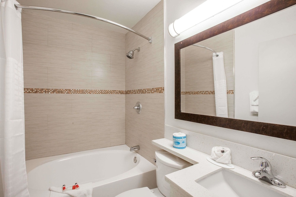 Days Inn By Wyndham Orange Anaheim 8/20