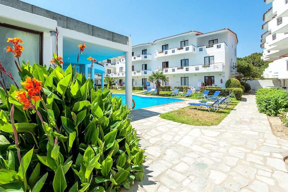 Xenios Dolphin Beach Hotel 62/68