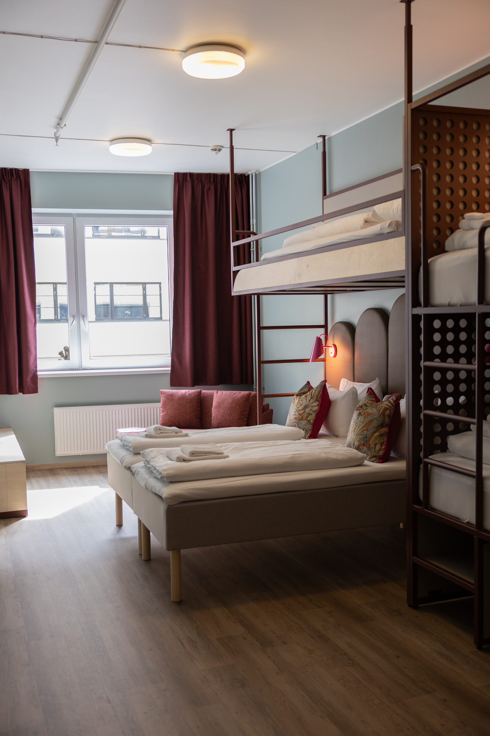 Room, 6 People
