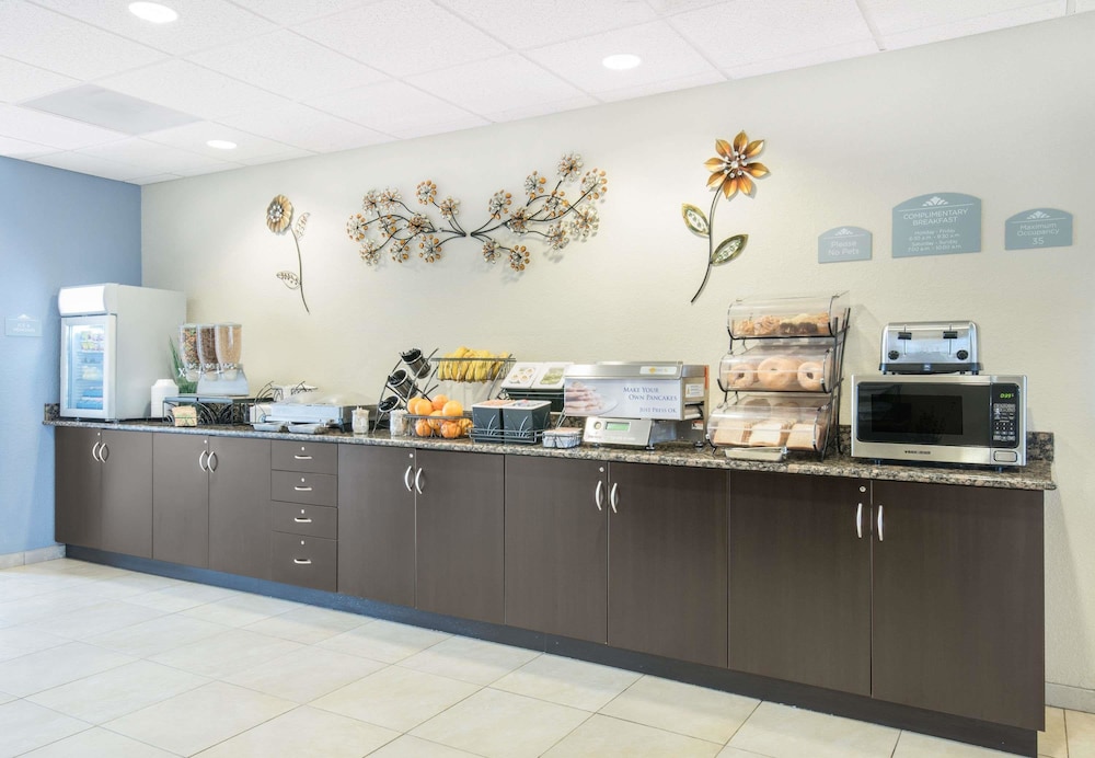 Microtel Inn And Suites By Wyndham Stanley 13/21