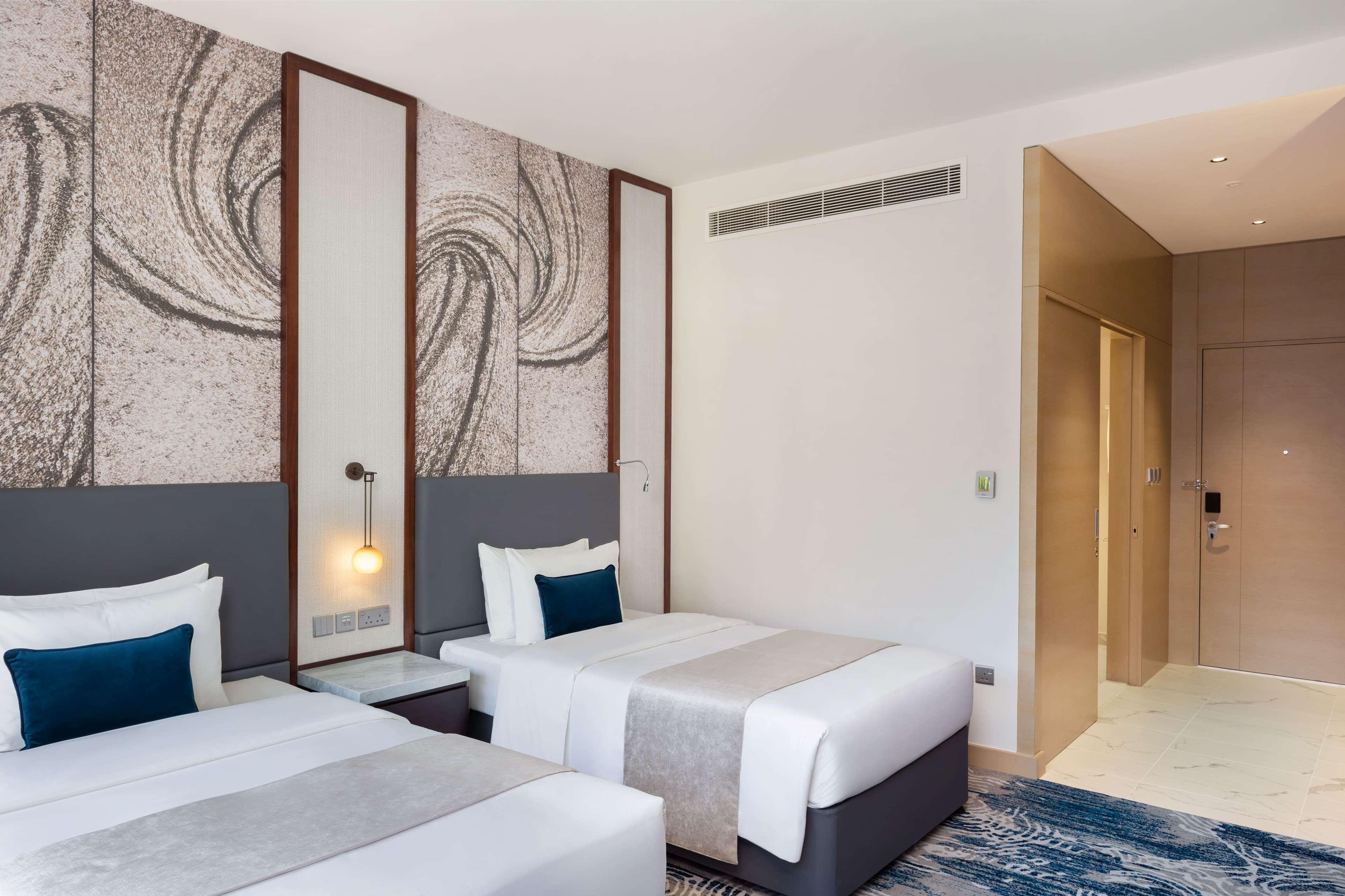 غرفة ديلوكس بسريرين منفصلين بإطلالة على البحر، Novotel Dubai Gold District 2/2