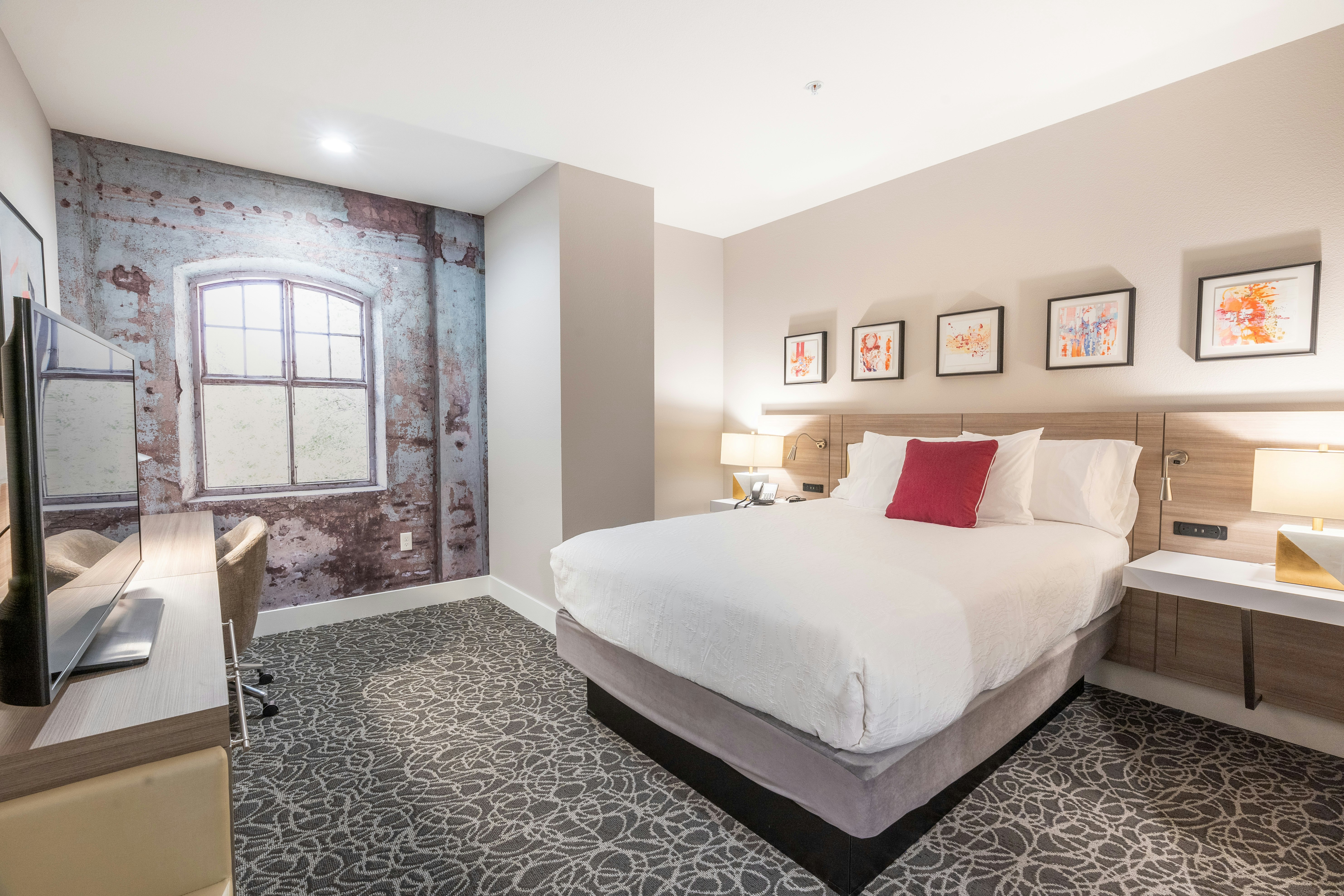 ROOM, QUEEN BED, NO WINDOW