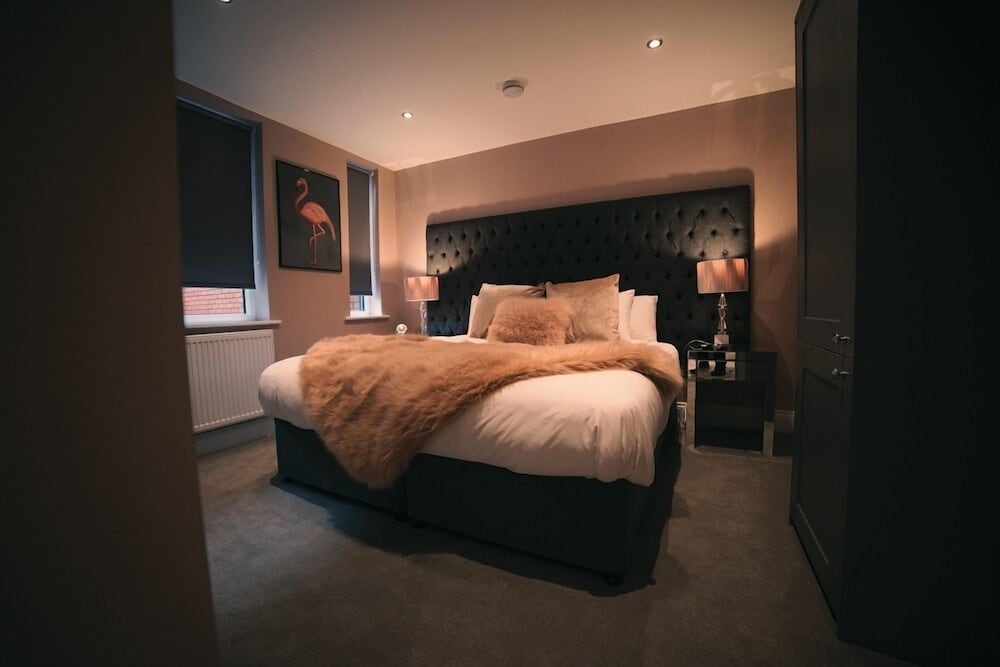 Flamingo, King Bed, Bath and Shower