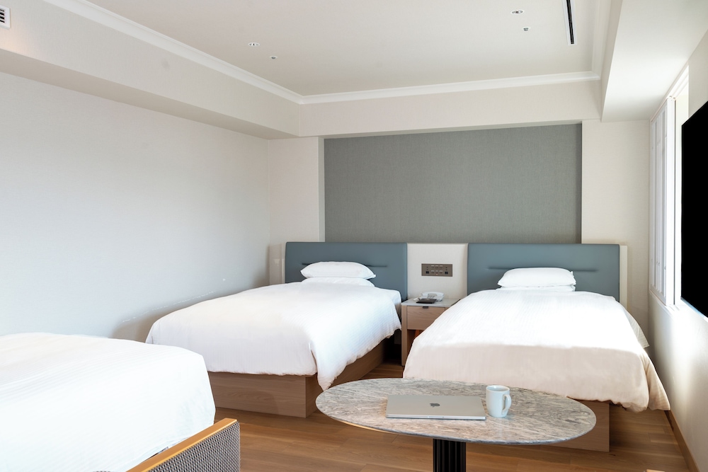 ROOM, 3 BEDS