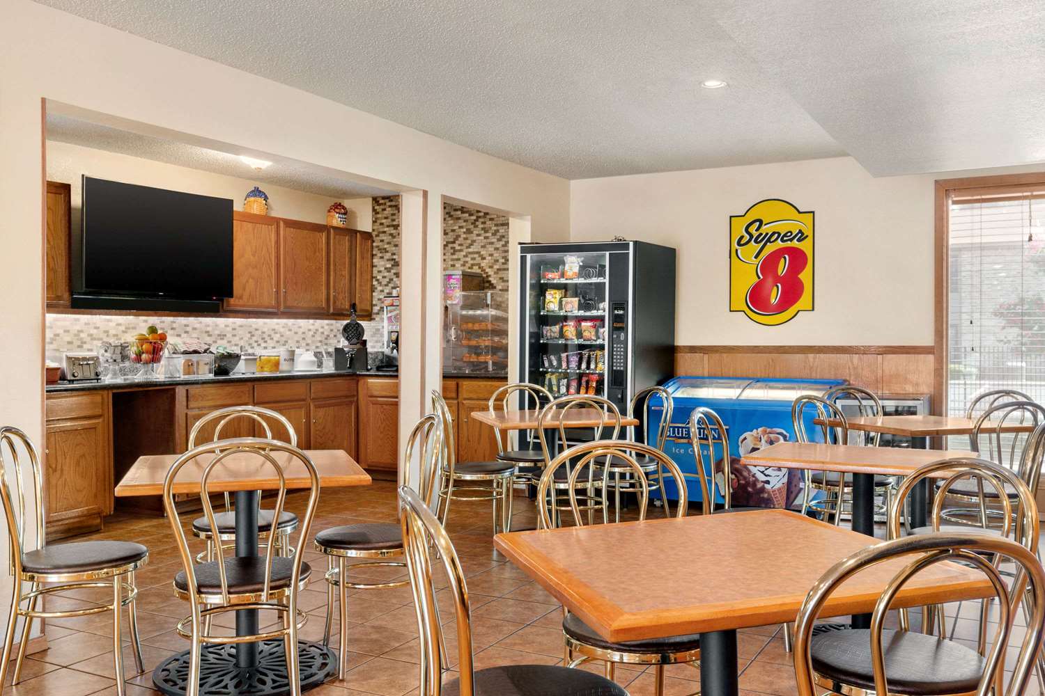 Super 8 by Wyndham Waco University Area 18/24