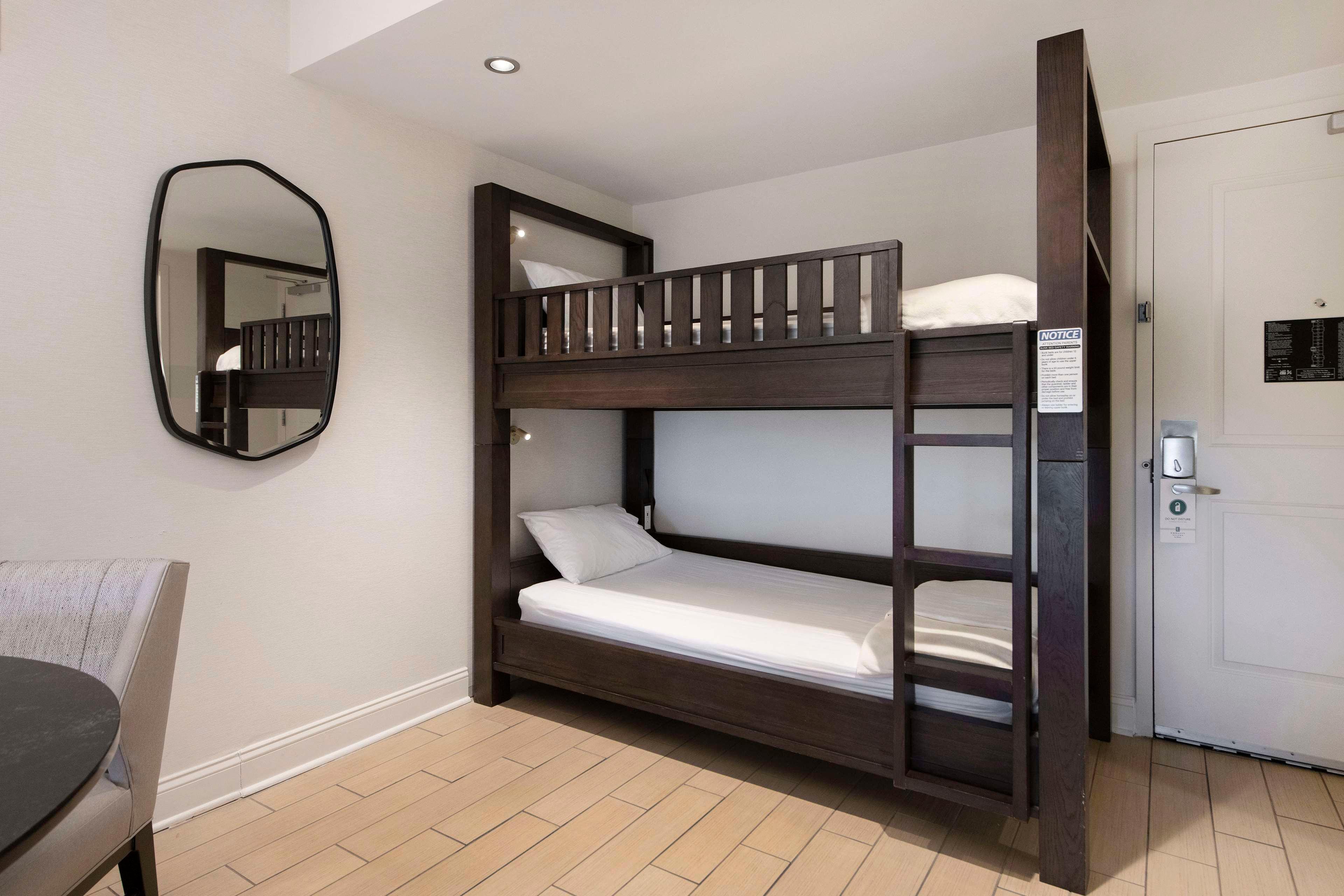 FAMILY SUITE, BUNK BEDS, 2 QUEEN BEDS, SOFA