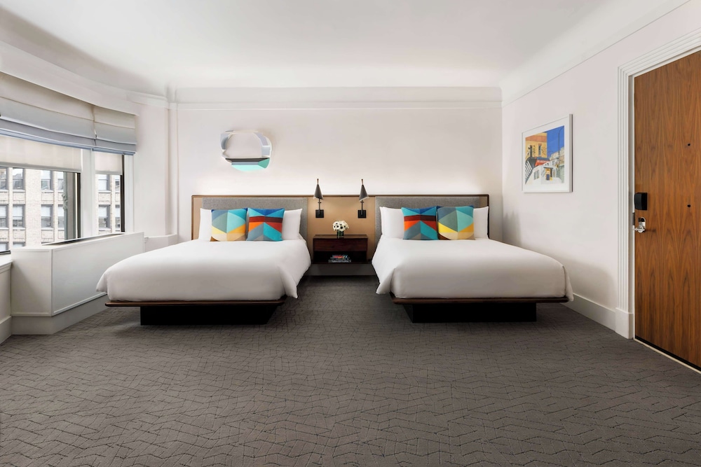 DELUXE, 2 QUEEN BEDS