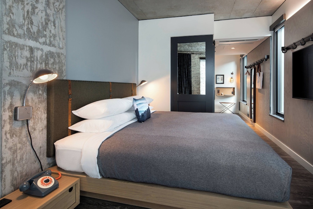 غرفة بسرير كينج في طابق مرتفع لذوي الإعاقة، Moxy Seattle Downtown 2/5