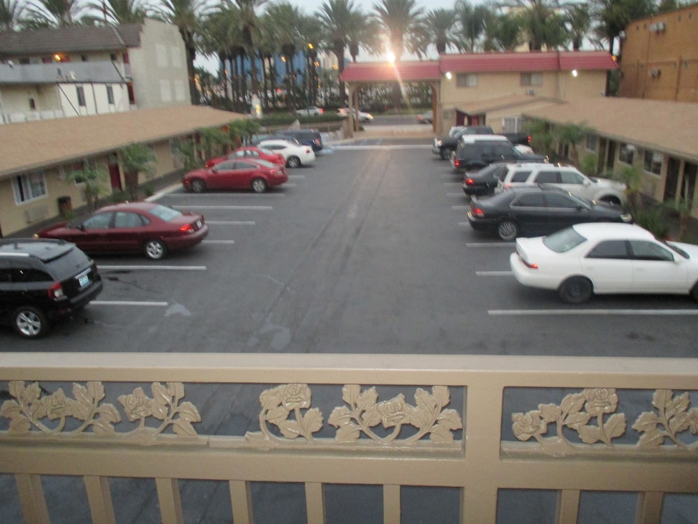 Anaheim Discovery Inn Suites 57/68
