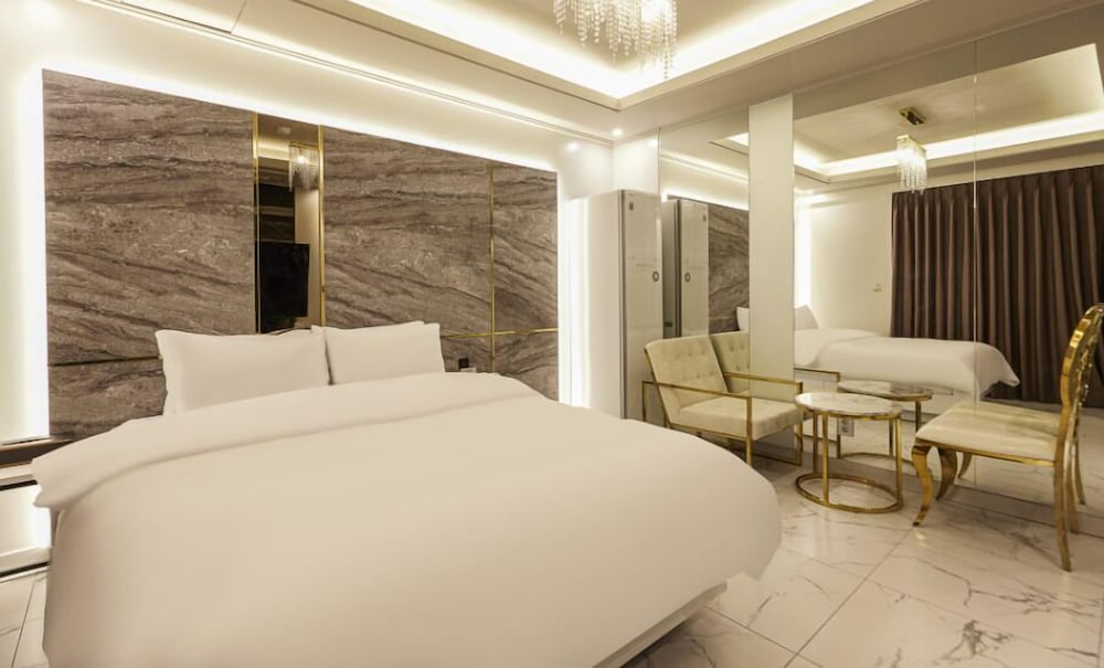 Hotel 99 Prestige 33/68