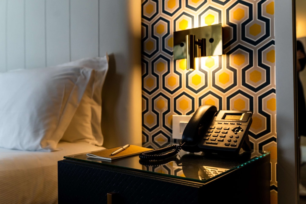 115 The Strand Hotel And Suites photo2