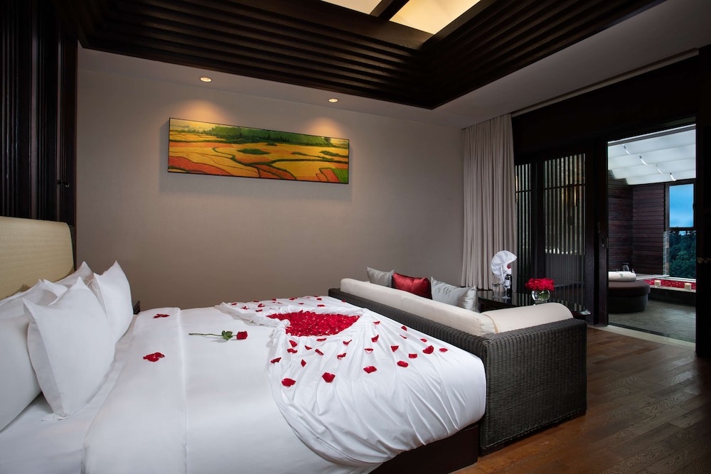 Banyan Tree Tengchong 23/81