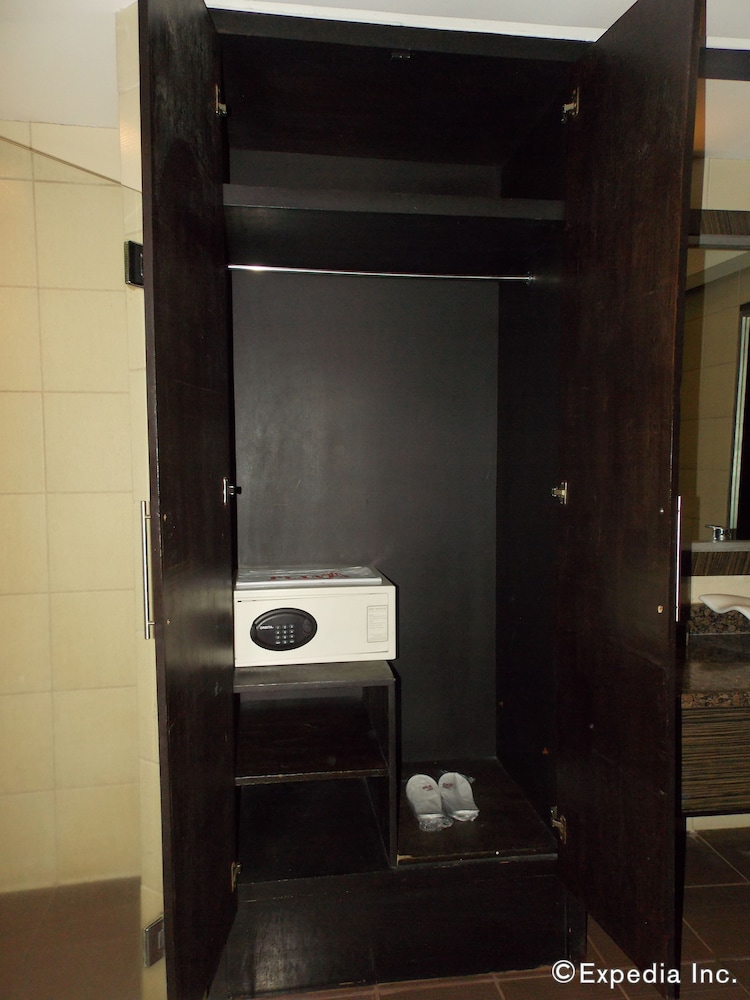 Planta Centro Bacolod Hotel Residences 45/46