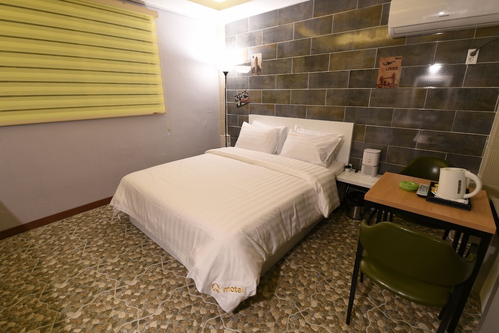 Q Motel 10/49