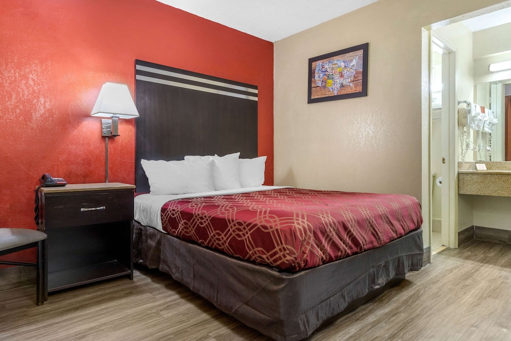 Econo Lodge Columbia Fort Jackson 16/28