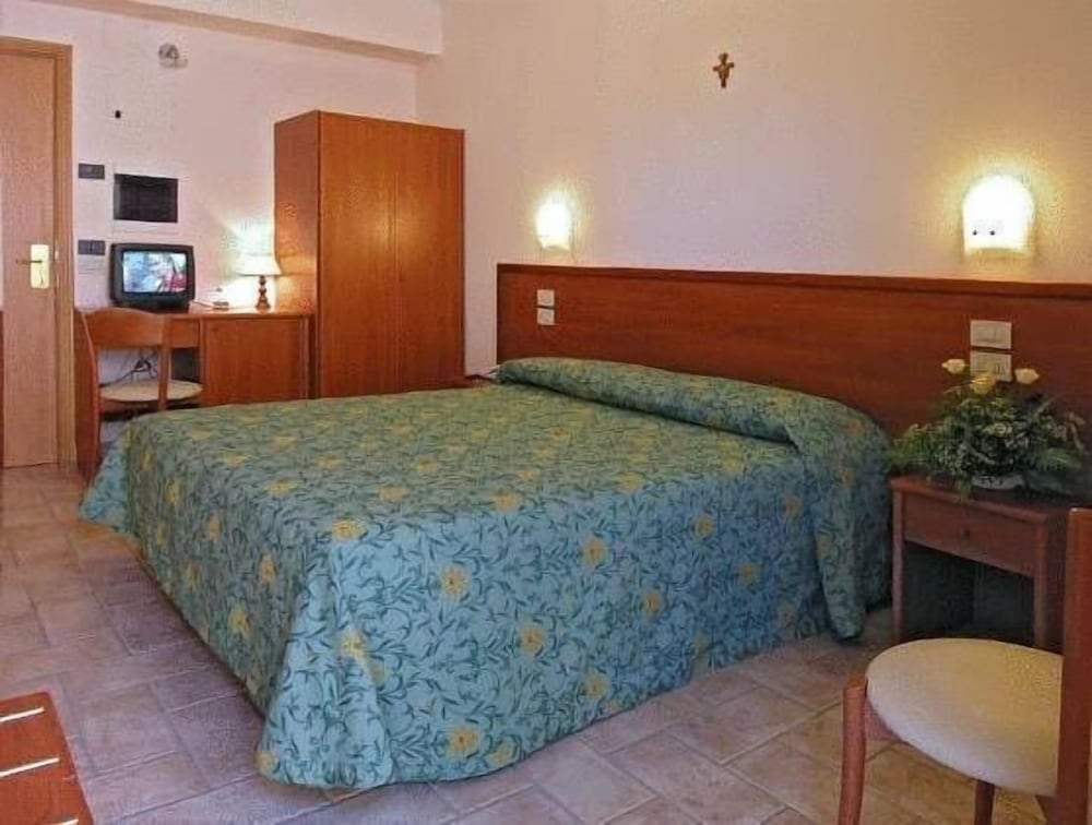 ROOM, SINGLE