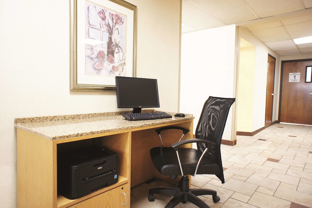 La Quinta Inn By Wyndham Indianapolis Airport Executive Drive 30/37