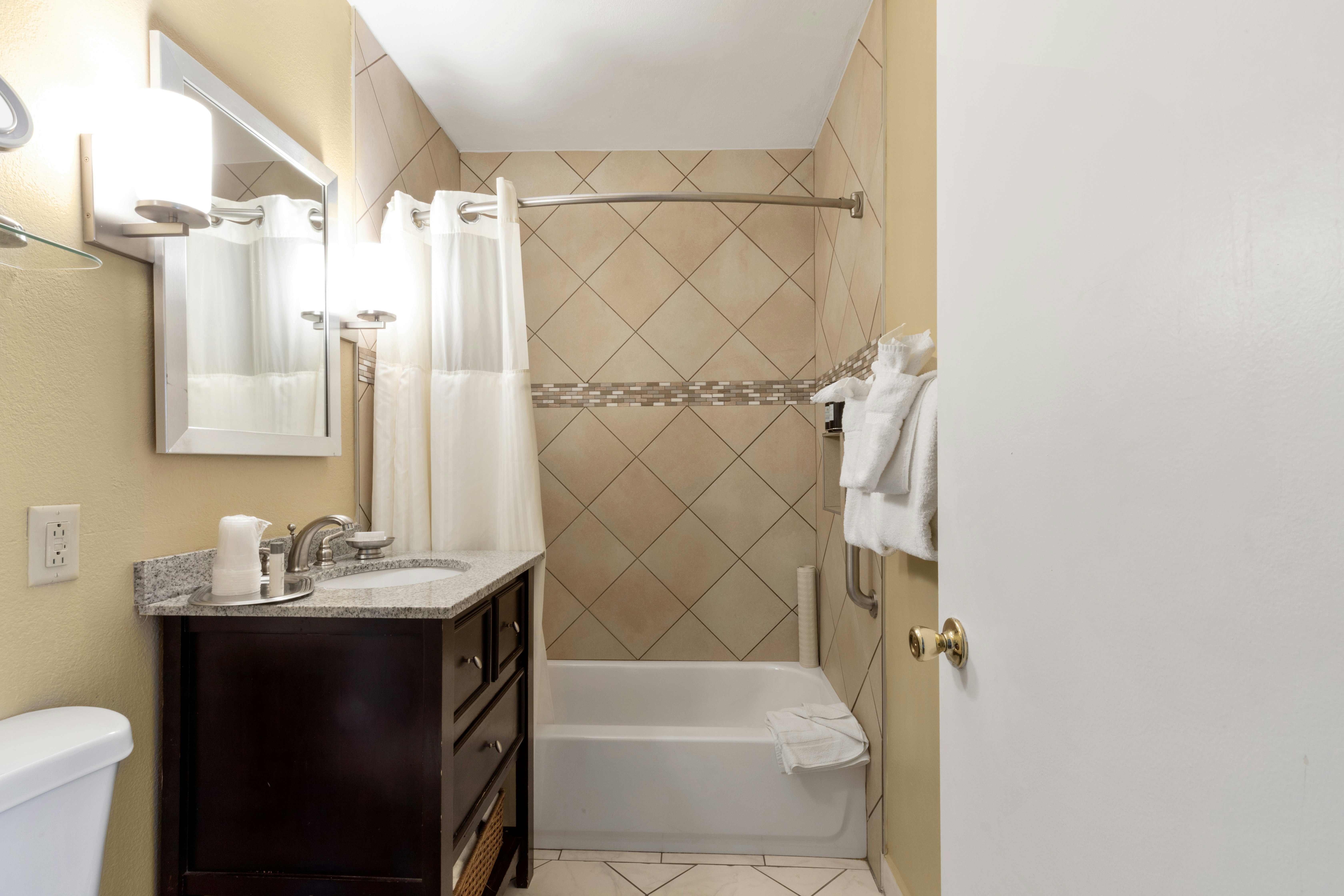 Marin Suites Hotel 80/81