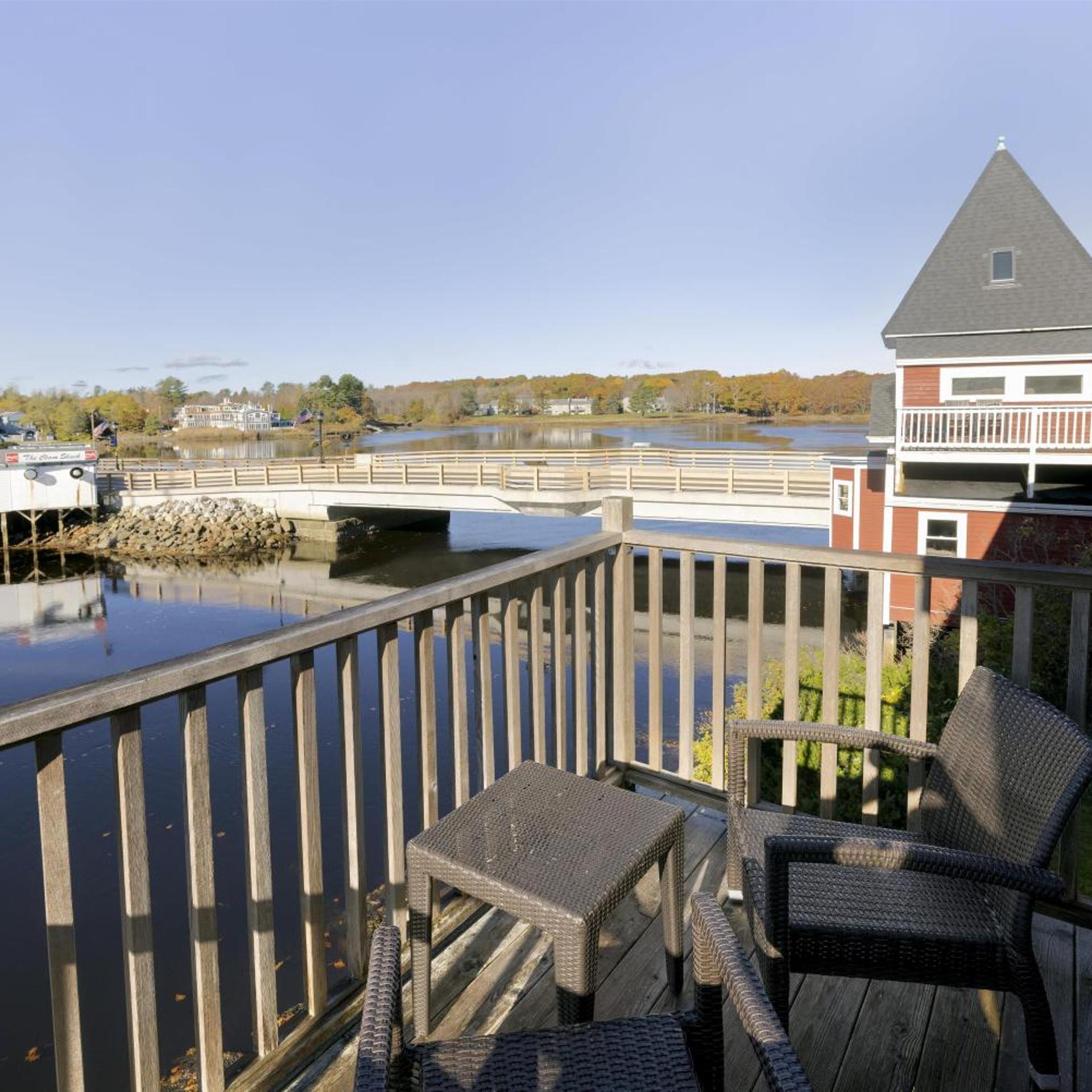 The Boathouse Waterfront Hotel 4/55